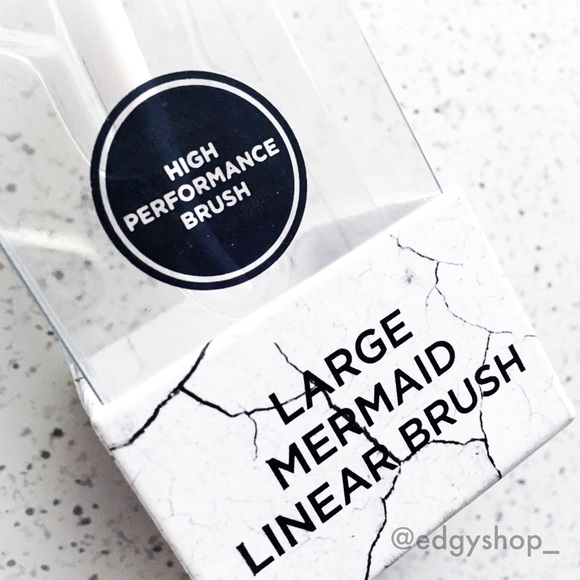 Innovation Beauty | Large Mermaid Makeup Brush - Picture 3 of 8